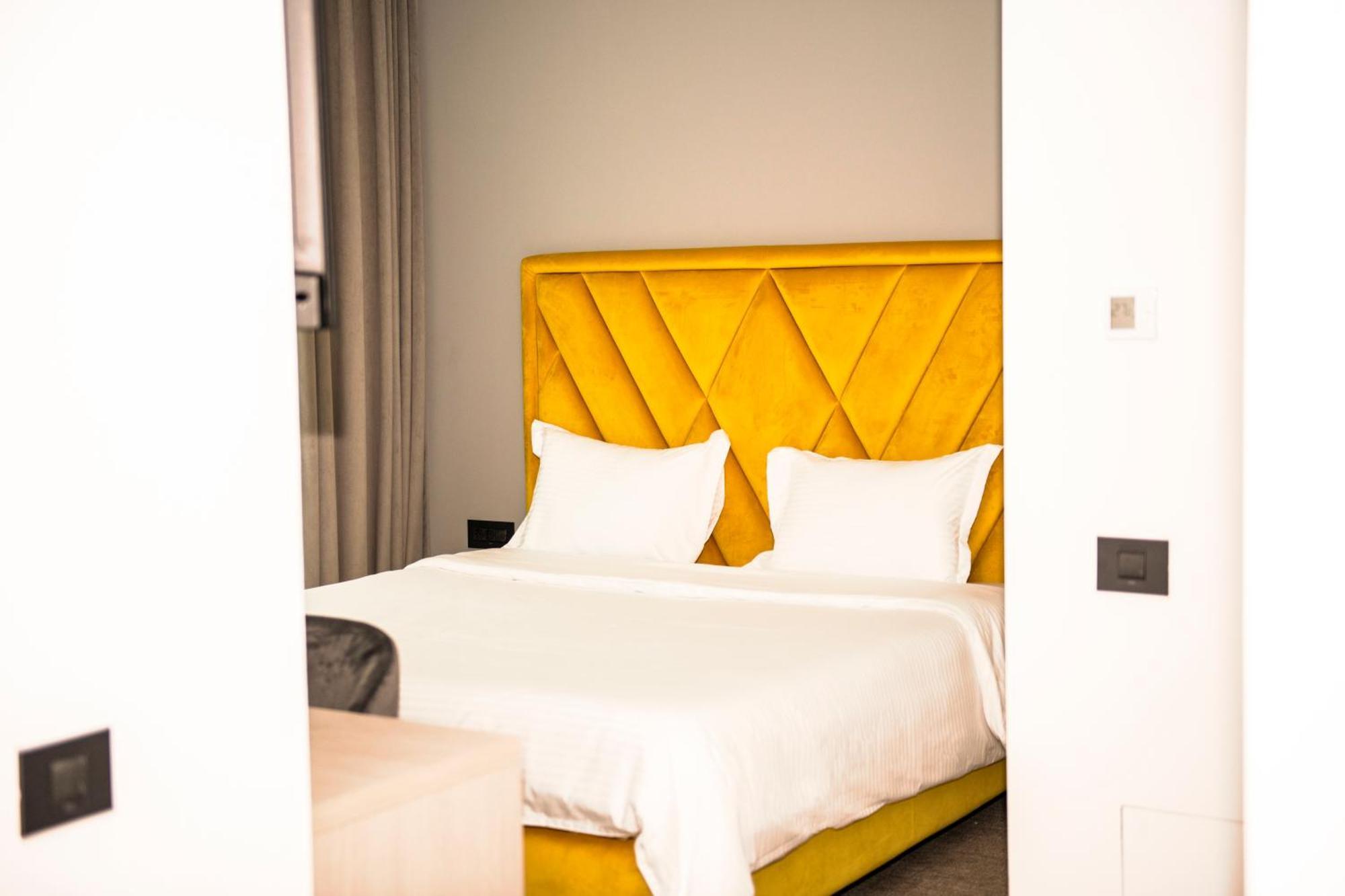 Cm111Apparthotel Bukares Bagian luar foto