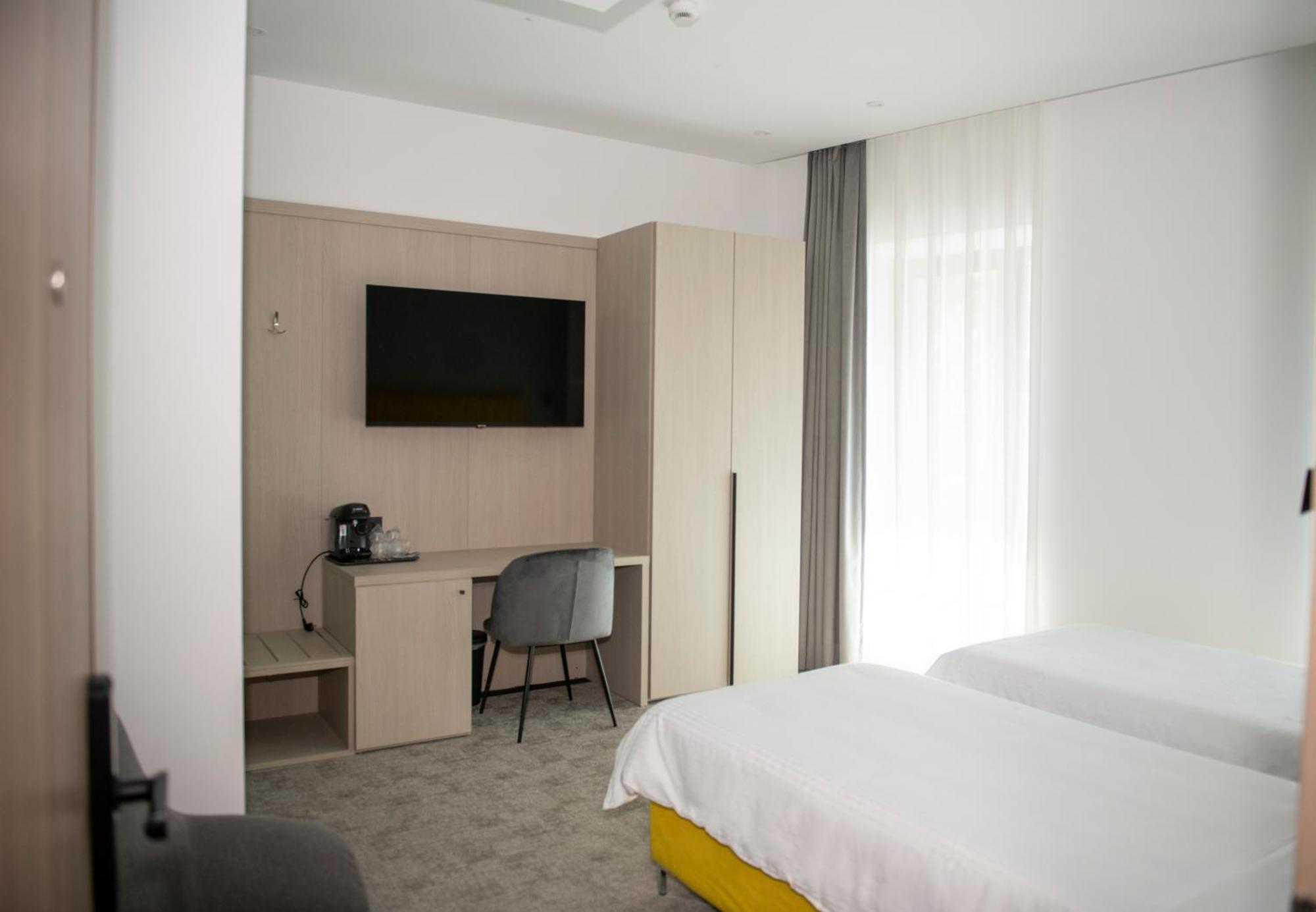 Cm111Apparthotel Bukares Bagian luar foto