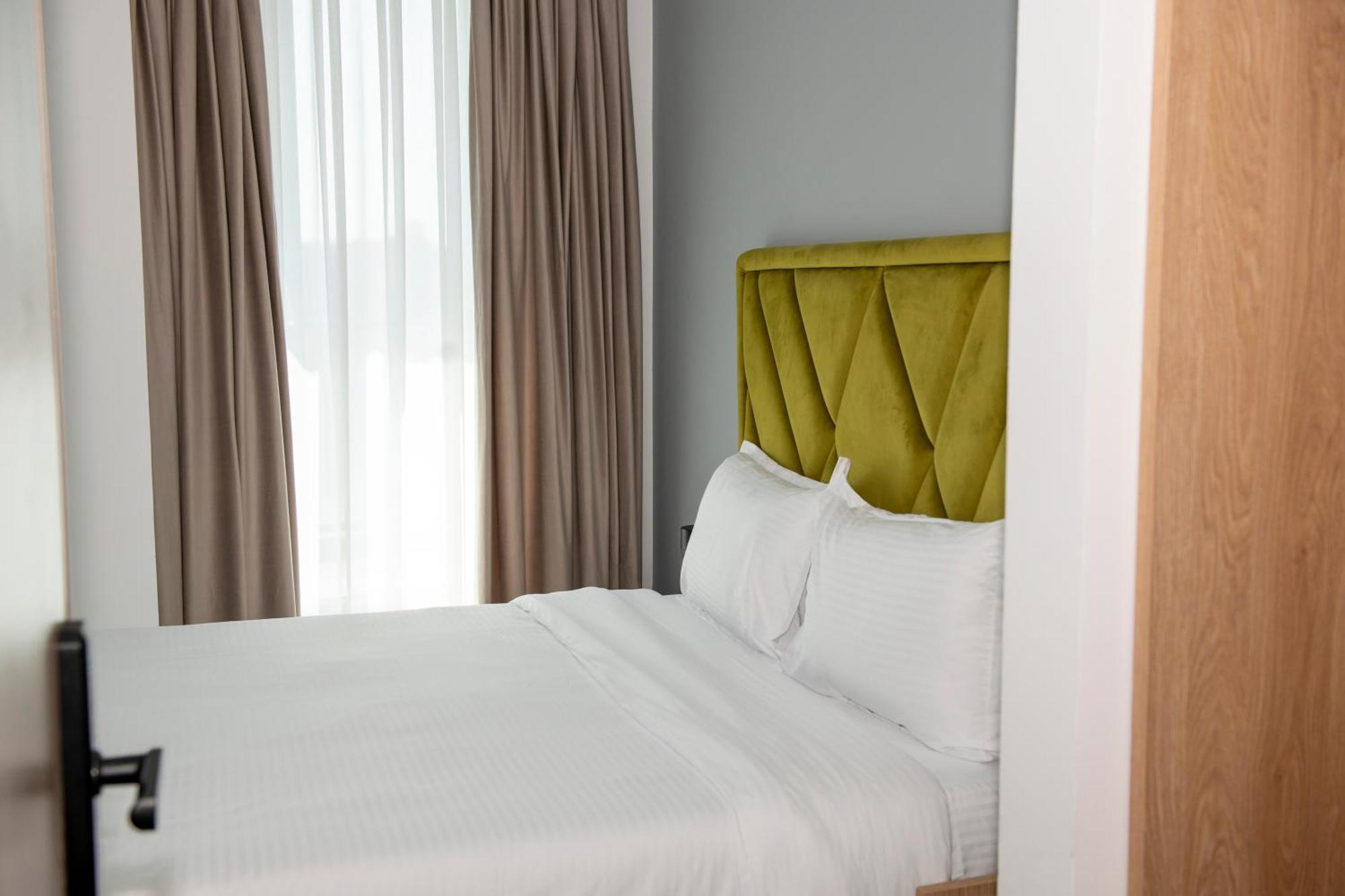 Cm111Apparthotel Bukares Bagian luar foto